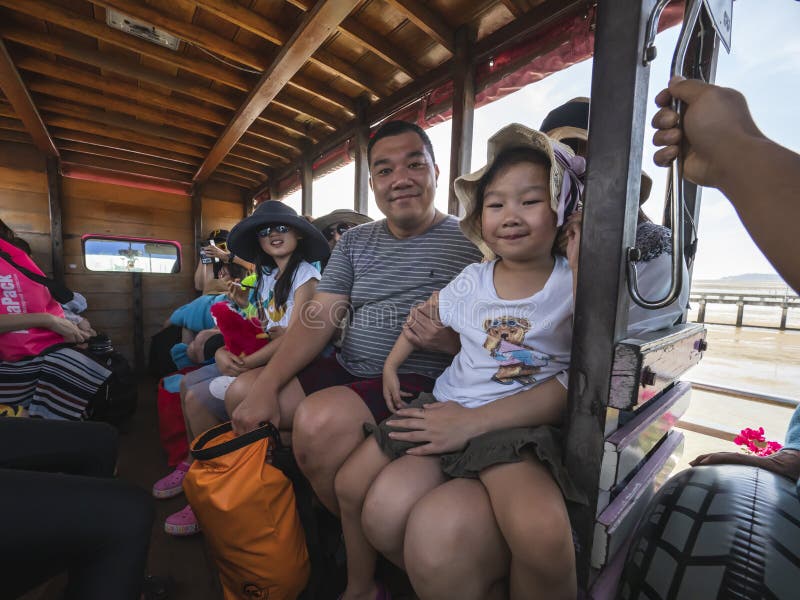 Viaggiatore prossimo per viaggiare in Tailandia con la famiglia il loro bambino sta guardando così gode di e felice su 27/01/2019 fotografia stock Viaggiatore prossimo per viaggiare in Tailandia con la famiglia il loro bambino sta guardando così gode di e felice su 27/01/2019 fotografia stock