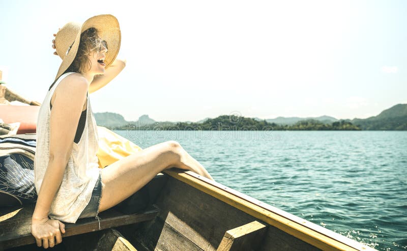 Viaggiatore solo della giovane donna all'escursione nel lago - concetto di viaggio della barca di viaggio di smania dei viaggi co