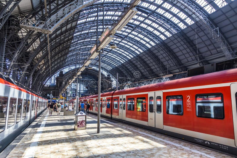 Viaggiatori dentro l'intestazione o il leavin della stazione centrale di Francoforte