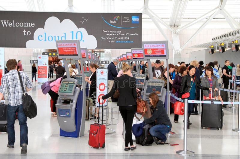 Viaggiatori a Toronto Pearson Airport immagine stock Viaggiatori a Toronto Pearson Airport immagine stock