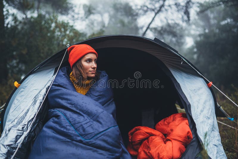 Viaggiatori turisti che si allungano nella tenda del campo nella foresta pluviale di rana, donne escursioniste si divertono a far