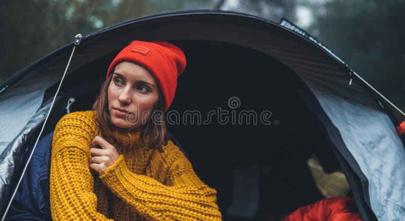 Viaggiatori turisti in una tenda da campo nella foresta pluviale di rana, donne autostop solitarie si divertono a gustare la nebb