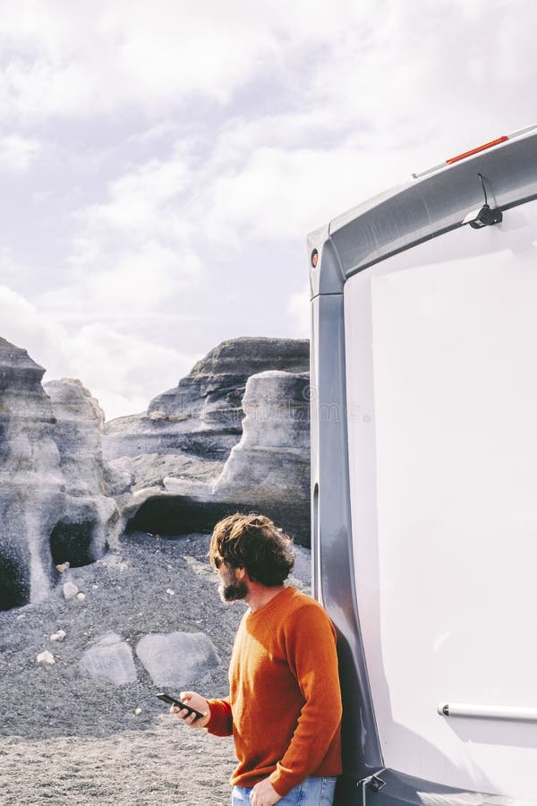 Viaggio con camper van e destinazione scenica. un uomo si gode la bellezza all'aperto e la natura in piedi e rilassarsi fuori da u immagine stock