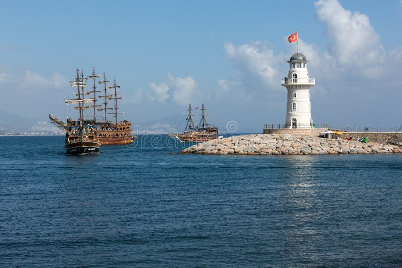 Viaggio del mare sui sailships d'annata in Alanya, Turchia immagini stock Viaggio del mare sui sailships d'annata in Alanya, Turchia immagini stock