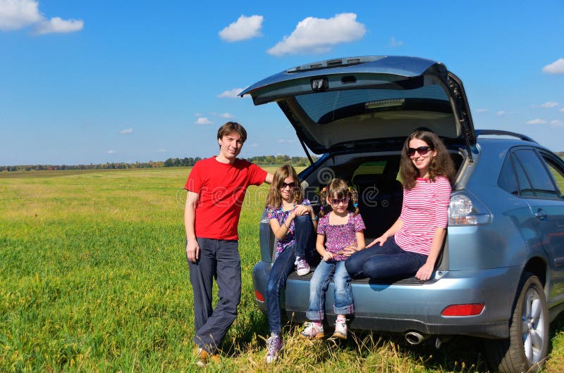 Viaggio dell'automobile di famiglia sulle vacanze estive fotografia stock libera da diritti Viaggio dell'automobile di famiglia sulle vacanze estive fotografia stock libera da diritti