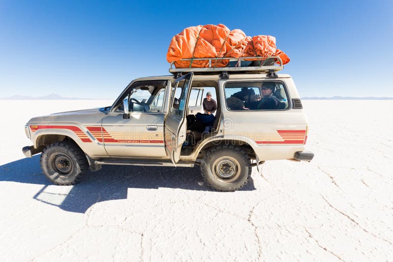 Viaggio dell'azionamento del plateau del deserto di SUV Salar De Uyuni del veicolo fotografia stock libera da diritti Viaggio dell'azionamento del plateau del deserto di SUV Salar De Uyuni del veicolo fotografia stock libera da diritti