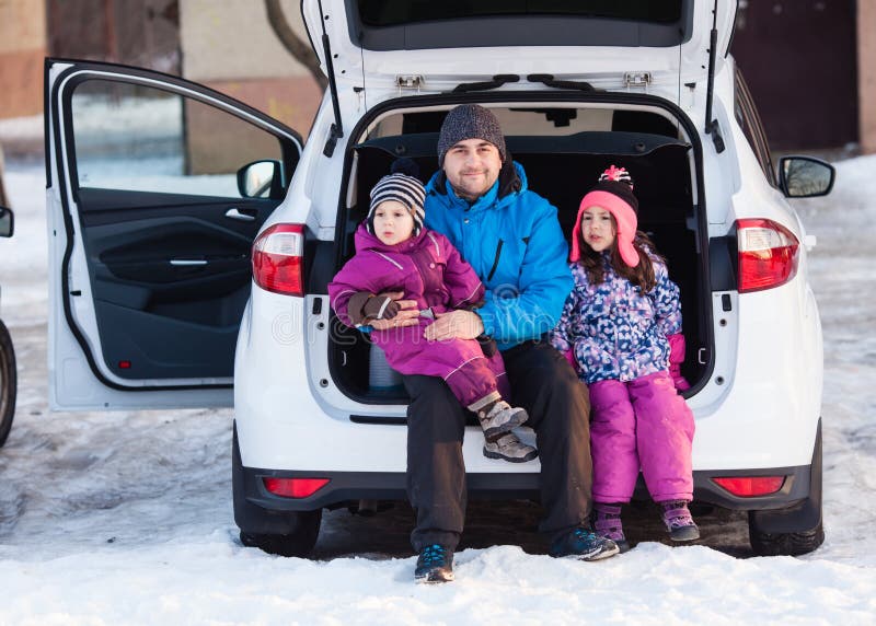 Viaggio della famiglia in macchina nell'inverno fotografia stock libera da diritti Viaggio della famiglia in macchina nell'inverno fotografia stock libera da diritti
