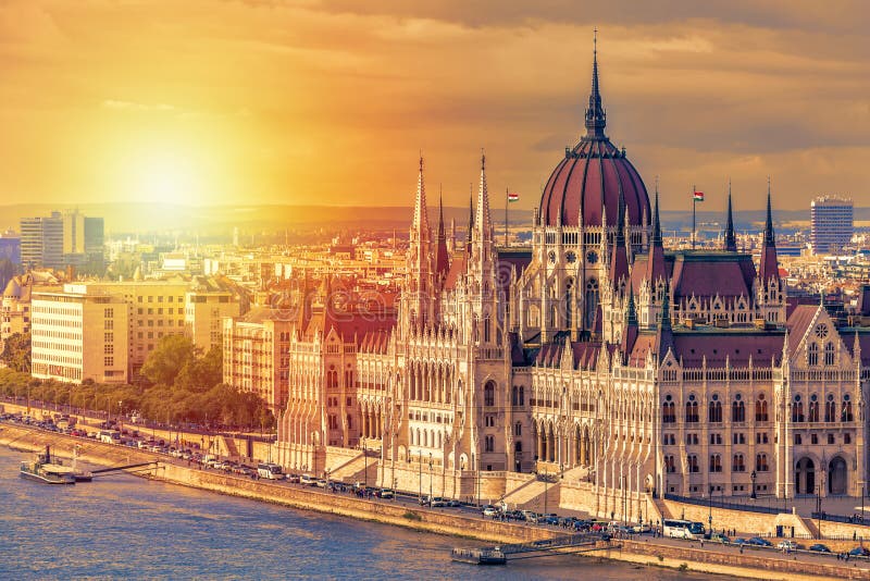 Viaggio e concetto europeo di turismo Il Parlamento e riva del fiume a Budapest Ungheria con le navi facenti un giro turistico du immagine stock libera da diritti Viaggio e concetto europeo di turismo Il Parlamento e riva del fiume a Budapest Ungheria con le navi facenti un giro turistico du immagine stock libera da diritti