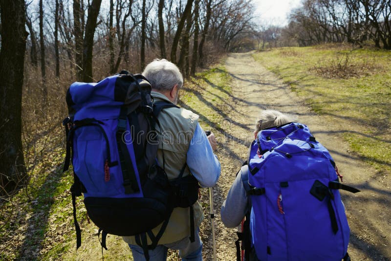 Viaggio e turismo Coppie della famiglia che godono insieme della passeggiata immagine stock libera da diritti Viaggio e turismo Coppie della famiglia che godono insieme della passeggiata immagine stock libera da diritti