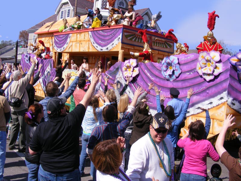 Viaggio-nuova parata e la gente di Orleans-Mardi Gras alla parata fotografie stock libere da diritti Viaggio-nuova parata e la gente di Orleans-Mardi Gras alla parata fotografie stock libere da diritti