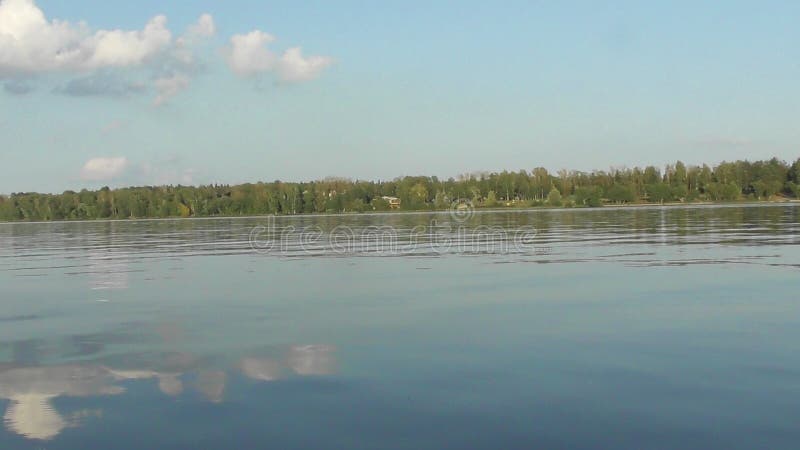 Viaggio sul fiume Volga nella regione di Tver' immagine stock libera da diritti Viaggio sul fiume Volga nella regione di Tver' immagine stock libera da diritti