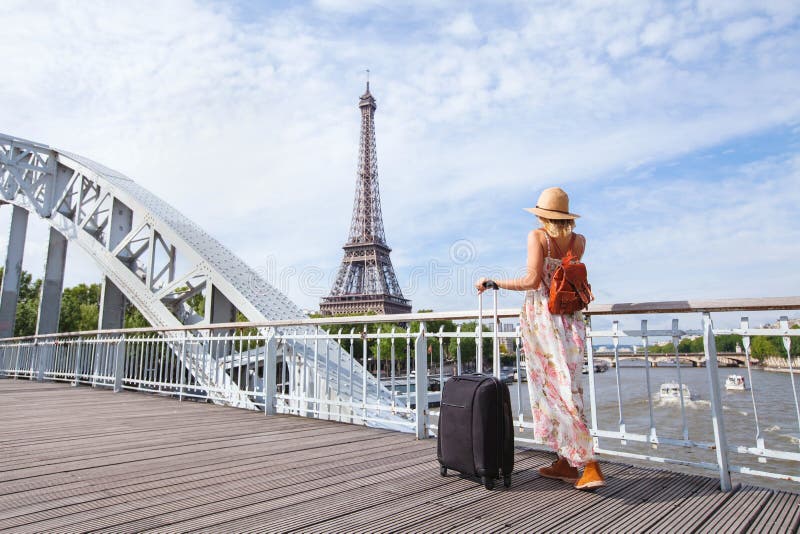 Viaja el viaje a París, Europa, mujer con la maleta cerca de la torre Eiffel foto de archivo Viaja el viaje a París, Europa, mujer con la maleta cerca de la torre Eiffel foto de archivo