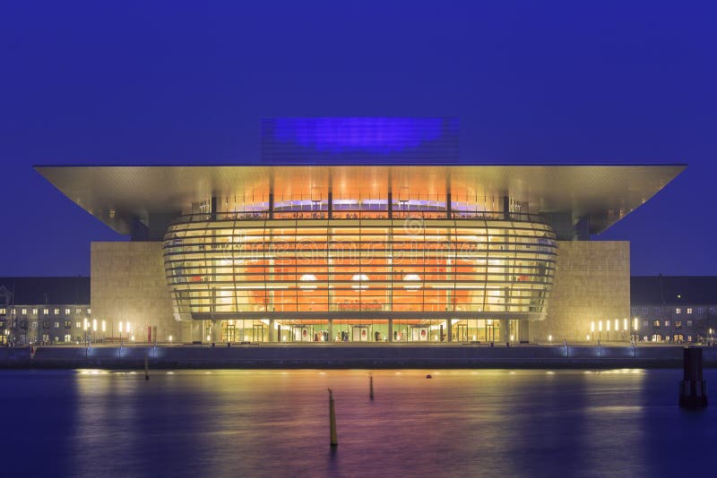 Viajando en el teatro de la ópera famoso, Copenhague imagen de archivo libre de regalías Viajando en el teatro de la ópera famoso, Copenhague imagen de archivo libre de regalías
