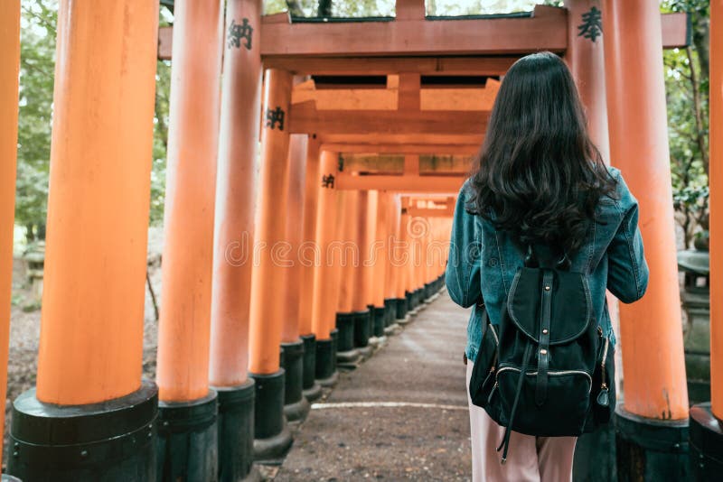 Viajante da jovem mulher que anda no torii imagens de stock royalty free