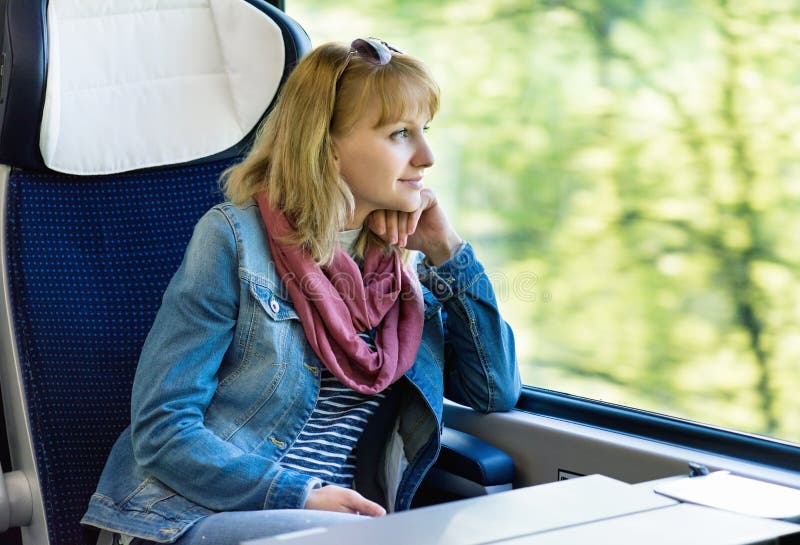 Viajante da mulher no trem imagens de stock Viajante da mulher no trem imagens de stock