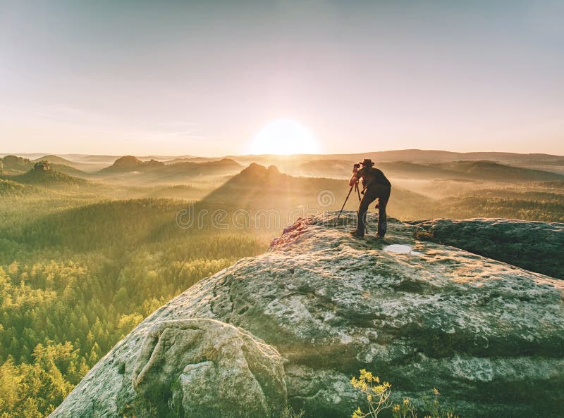 Viajante do fotógrafo com trabalhos profissionais do equipamento da foto fotos de stock Viajante do fotógrafo com trabalhos profissionais do equipamento da foto fotos de stock