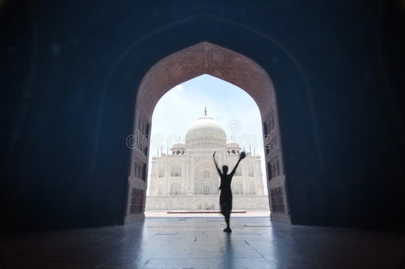 Viajante feliz em Taj Mahal