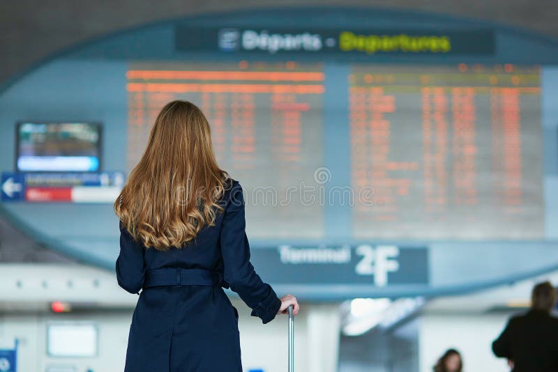 Viajante fêmea novo no aeroporto internacional fotografia de stock royalty free Viajante fêmea novo no aeroporto internacional fotografia de stock royalty free