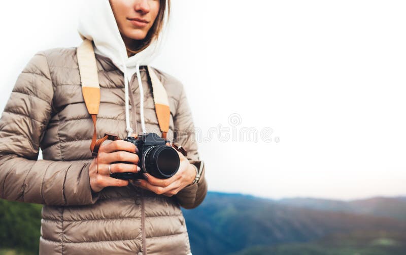 Viajante na montanha verde, turista que realiza no close up digital da câmera da foto das mãos, caminhante do fotógrafo que toma fotos de stock Viajante na montanha verde, turista que realiza no close up digital da câmera da foto das mãos, caminhante do fotógrafo que toma fotos de stock