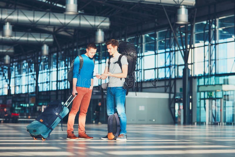 Viajantes que esperam a partida imagem de stock Viajantes que esperam a partida imagem de stock
