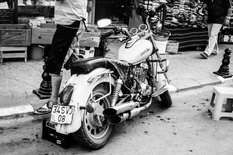 Viajar a la motocicleta en lado de la calle imagen de archivo libre de regalías Viajar a la motocicleta en lado de la calle imagen de archivo libre de regalías