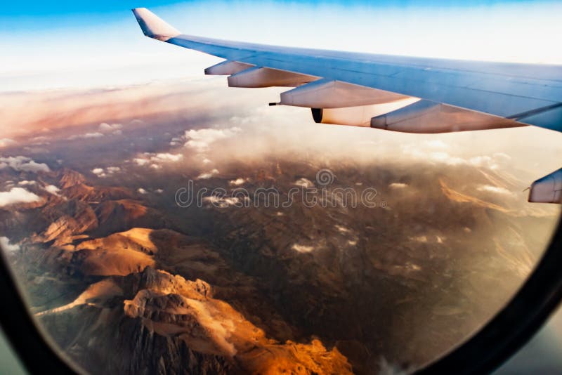 Viajar pelo plano é muito emocionante Vista das montanhas através da janela do plano imagens de stock Viajar pelo plano é muito emocionante Vista das montanhas através da janela do plano imagens de stock