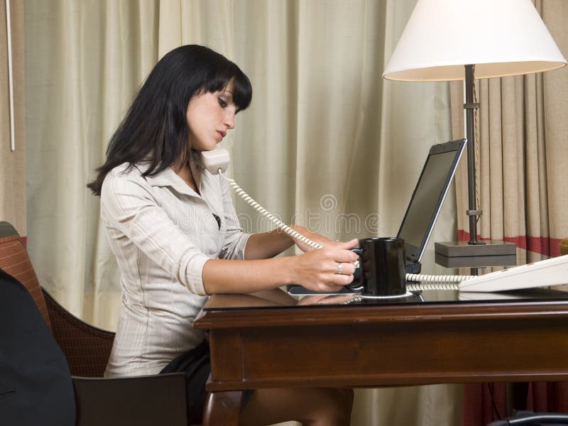 Viaje de negocios - trabajando tarde imágenes de archivo libres de regalías Viaje de negocios - trabajando tarde imágenes de archivo libres de regalías