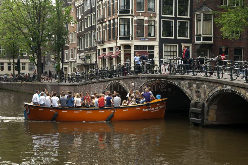 Viaje del barco en los canales históricos de Amsterdam imágenes de archivo libres de regalías