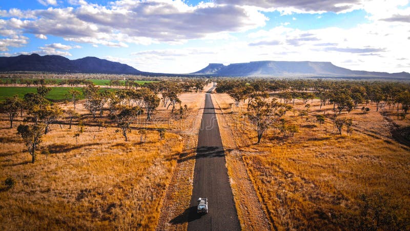 viaje del jeep del viaje por carretera 4wd a la roca de Ayers a través de los valles rurales de Australia del interior en tierra