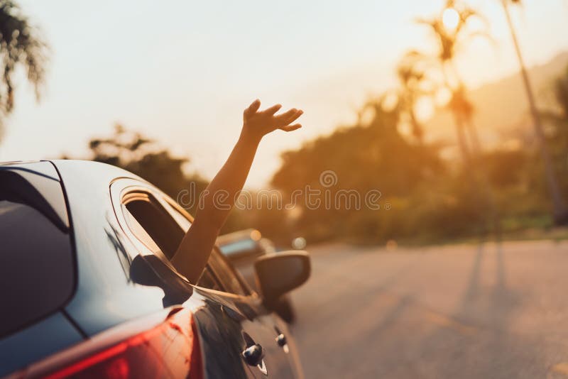 Viaje en coche de la ventana trasera que conduce el viaje por carretera de las vacaciones de verano de la mujer Viaje en coche de la ventana trasera que conduce el viaje por carretera de las vacaciones de verano de la mujer