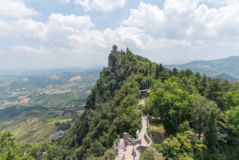 Viaje en el medio de la ciudad de San Marino del tiempo de primavera de Italia en una colina fotografía de archivo Viaje en el medio de la ciudad de San Marino del tiempo de primavera de Italia en una colina fotografía de archivo