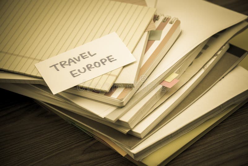Viaje Europa; La pila de documentos de negocio en el escritorio fotografía de archivo Viaje Europa; La pila de documentos de negocio en el escritorio fotografía de archivo