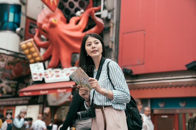 Viaje femenino del fotógrafo de la señora en Osaka foto de archivo libre de regalías Viaje femenino del fotógrafo de la señora en Osaka foto de archivo libre de regalías