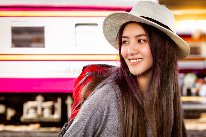 Viaje hermoso atractivo del amor de la mujer del viajero a varios países cerca solamente La mujer joven hermosa encantadora puede fotografía de archivo libre de regalías Viaje hermoso atractivo del amor de la mujer del viajero a varios países cerca solamente La mujer joven hermosa encantadora puede fotografía de archivo libre de regalías