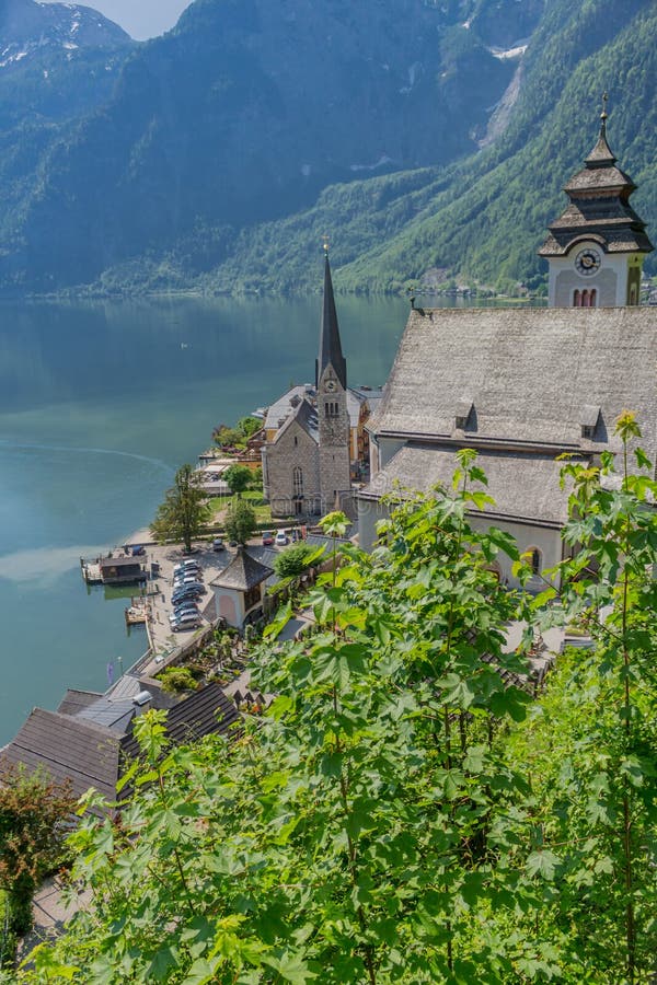 Viaje hermoso de la exploración a lo largo del lago Hallstaetter en un día de verano - Hallstatt/Austria fotografía de archivo Viaje hermoso de la exploración a lo largo del lago Hallstaetter en un día de verano - Hallstatt/Austria fotografía de archivo