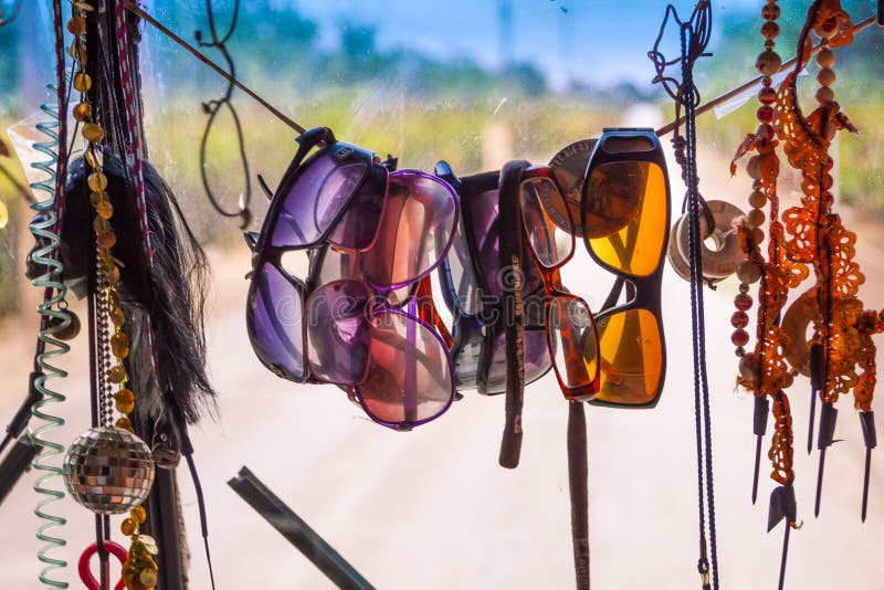 Viaje Van Hanging Sunglasses, collares moldeados y Paraphernali imagen de archivo Viaje Van Hanging Sunglasses, collares moldeados y Paraphernali imagen de archivo