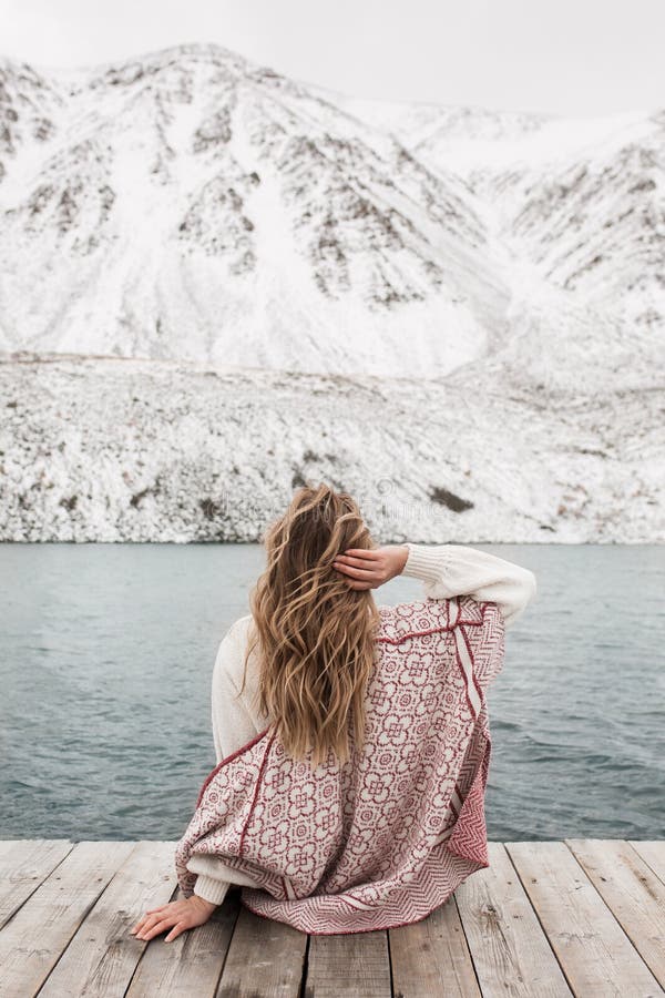 Viajero de la mujer en el fondo de un lago de la montaña foto de archivo libre de regalías Viajero de la mujer en el fondo de un lago de la montaña foto de archivo libre de regalías