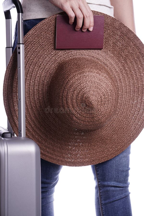Viajero de la mujer que sostiene el pasaporte y la maleta Aliste para las vacaciones fotos de archivo Viajero de la mujer que sostiene el pasaporte y la maleta Aliste para las vacaciones fotos de archivo