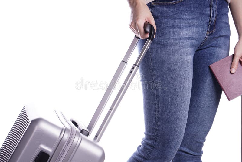 Viajero de la mujer que sostiene el pasaporte y la maleta Aliste para las vacaciones fotografía de archivo Viajero de la mujer que sostiene el pasaporte y la maleta Aliste para las vacaciones fotografía de archivo