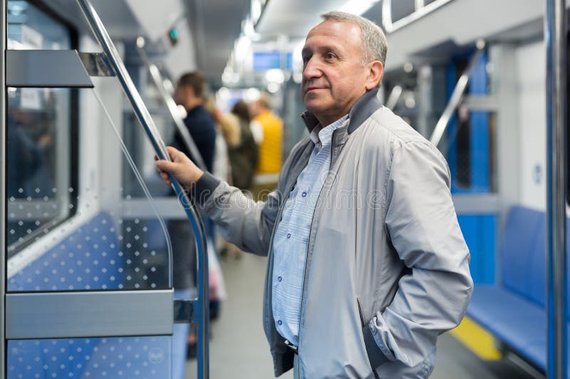 Viajes de jubilados de 60 años en un metro foto de archivo libre de regalías