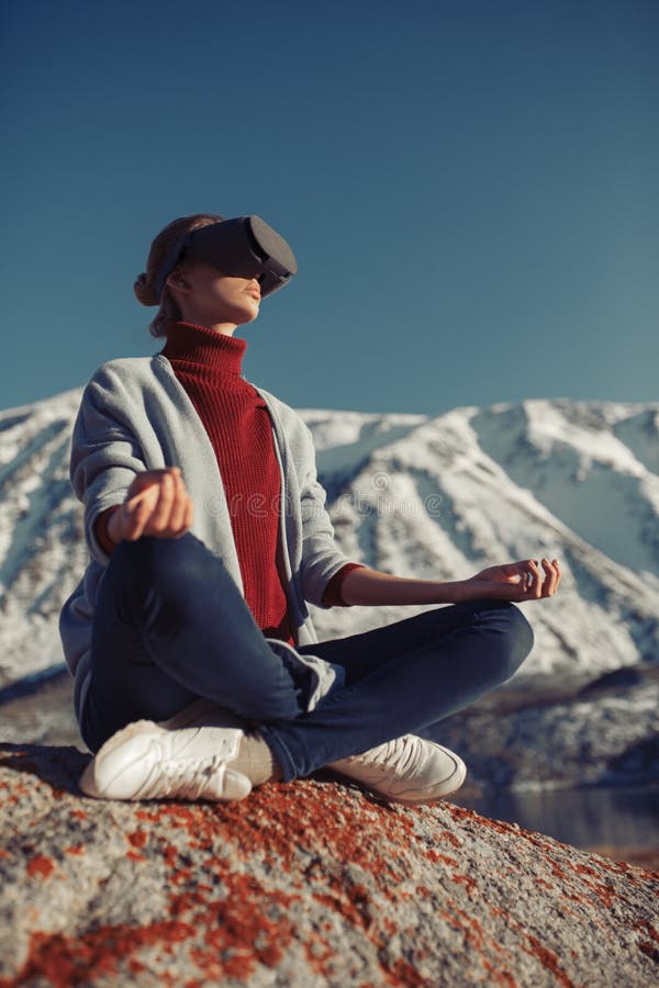 Viajes de la mujer en realidad virtual Naturaleza salvaje imagen de archivo Viajes de la mujer en realidad virtual Naturaleza salvaje imagen de archivo
