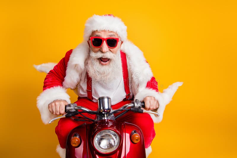 Viajes rápidos de Navidad Loco hipster gris de pelo santa clausura en sombrero rojo moto moto scooter apurado gritar camisa