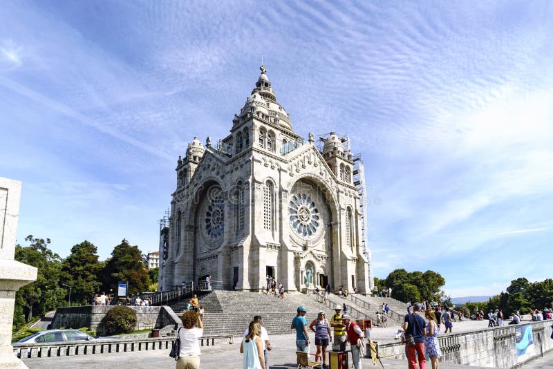 Viana hace Castelo, Portugal 15 de agosto de 2017: Vista general del santuario de Santa Lucia y de la parte del campo cercana a l fotografía de archivo libre de regalías Viana hace Castelo, Portugal 15 de agosto de 2017: Vista general del santuario de Santa Lucia y de la parte del campo cercana a l fotografía de archivo libre de regalías