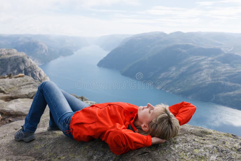 Viandante della donna sulla roccia del quadro di comando/Preikestolen, Norvegia