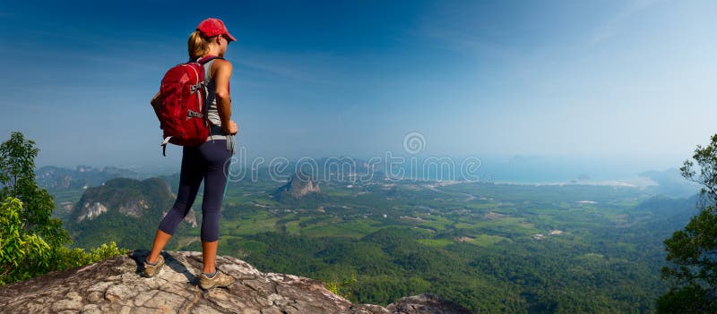 Viandante di signora sulla montagna fotografie stock libere da diritti Viandante di signora sulla montagna fotografie stock libere da diritti