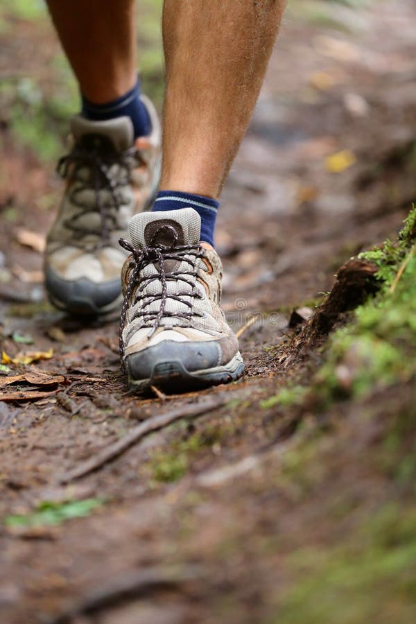 Viandante - fare un'escursione il primo piano delle scarpe dalla passeggiata di aumento