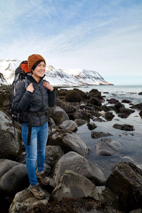 Viandante indipendente della donna sull'avventura di trekking fotografia stock Viandante indipendente della donna sull'avventura di trekking fotografia stock