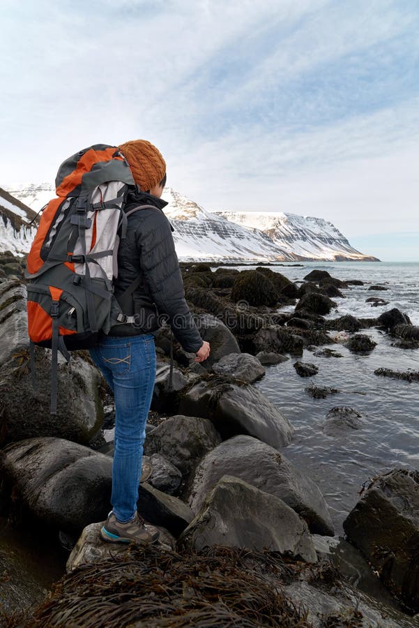 Viandante indipendente della donna sull'avventura di trekking immagine stock Viandante indipendente della donna sull'avventura di trekking immagine stock