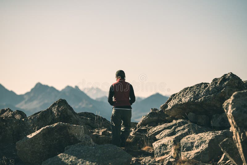 Viandante nel paesaggio della montagna rocciosa di elevata altitudine L'estate avventura sulle alpi francesi italiane, immagine t fotografia stock Viandante nel paesaggio della montagna rocciosa di elevata altitudine L'estate avventura sulle alpi francesi italiane, immagine t fotografia stock