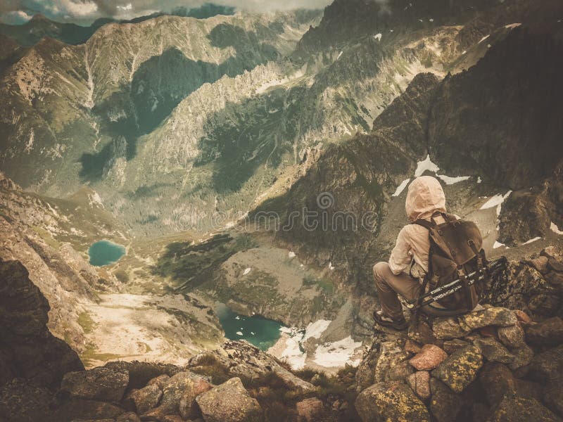 Viandante su una montagna fotografie stock libere da diritti Viandante su una montagna fotografie stock libere da diritti